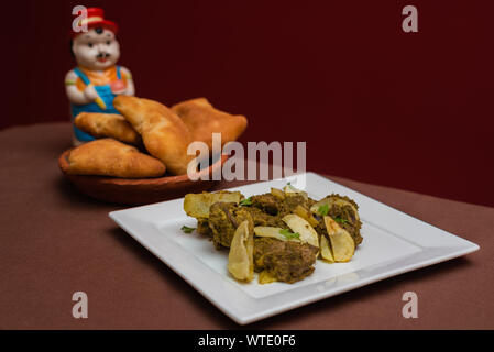 Indiano cafreal pollo marinato piatto con un sacco di foglie di coriandolo(il coriandolo), zenzero , aglio,succo di lime lungo a secco con spezie e servita con pane Foto Stock