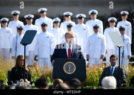 Washington, Stati Uniti d'America. Undicesimo Sep, 2019. Stati Uniti Presidente Donald Trump (C) parla nel corso di una cerimonia che segna il 18° anniversario del 9/11 gli attacchi al Pentagono di Arlington, Virginia, Stati Uniti sul Sett. 11, 2019. Credito: Liu Jie/Xinhua/Alamy Live News Foto Stock