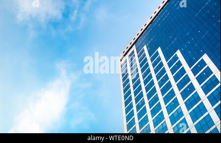 Fotografia di un bellissimo edificio situato su Paulista Avenue in armonia con un lubdo cielo blu Foto Stock
