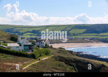 Croyde Bay e la spiaggia di surf e la città balneare di Croyde, North Devon, Inghilterra, Regno Unito Foto Stock