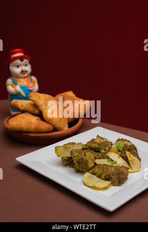 Indiano cafreal pollo marinato piatto con un sacco di foglie di coriandolo(il coriandolo), zenzero , aglio,succo di lime lungo a secco con spezie e servita con pane Foto Stock
