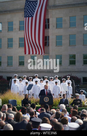 Washington, Stati Uniti d'America. Undicesimo Sep, 2019. Stati Uniti Presidente Donald Trump (C) parla nel corso di una cerimonia che segna il 18° anniversario del 9/11 gli attacchi al Pentagono di Arlington, Virginia, Stati Uniti sul Sett. 11, 2019. Credito: Liu Jie/Xinhua/Alamy Live News Foto Stock