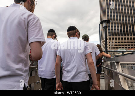 La città di New York, Stati Uniti d'America - 2 Agosto 2018: Ultra-ortodossi giovani ebrei con la kippa camminando su un molo a Manhattan, New York City, Stati Uniti d'America Foto Stock