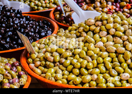 Varietà di olive marinate per la vendita a livello locale mercato degli agricoltori Foto Stock