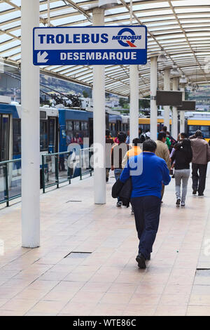 QUITO, ECUADOR - Agosto 8, 2014: persone non identificate a piedi il Trolebus (filobus) sbarcare area del trasporto pubblico locale in system Foto Stock