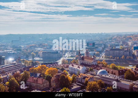 La Lituania, Vilnius cityscape nelle nebbiose giornate d'autunno Foto Stock