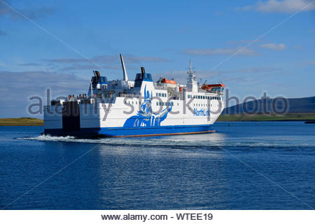 Northlink traghetto per trasporto auto e passeggeri MV Hamnavoe uscire Stromness harbour Orkney, per Scrabster sulla terraferma in Scozia Foto Stock