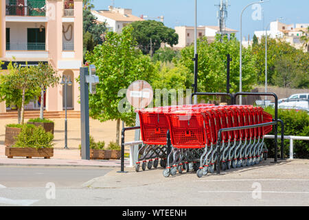 I carrelli di shopping in piedi in fila vicino ipermercato. Il concetto di shopping. Foto Stock