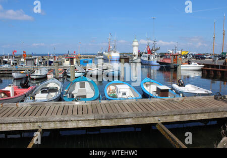 HADERSLEV, Danimarca, 13 luglio 2019: vista del pittoresco porto Aarosund (Lystbadehavn) vicino a Haderslev in Danimarca. Si tratta di un porto per traghetti Foto Stock