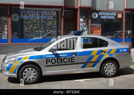 Brno, Repubblica Ceca - Luglio 20, 2014: Polizia Municipale, auto Skoda Octavia, parcheggiato su una strada di città di fronte a una stazione di polizia locale. Foto Stock