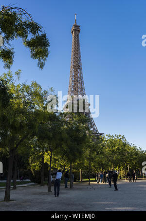 Bocce giocando sotto la Torre Eiffel Foto Stock