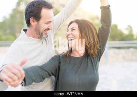 Coppia romantica sorridente e balli in una giornata di sole Foto Stock