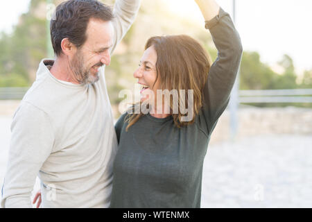 Coppia romantica sorridente e balli in una giornata di sole Foto Stock