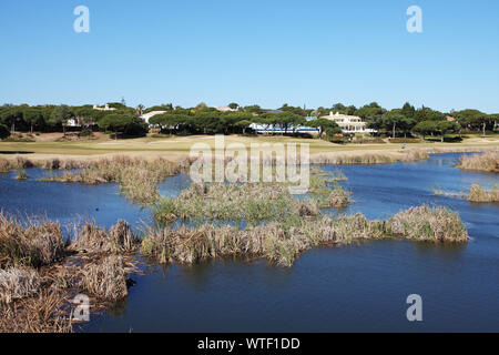 Laguna dalla Quinta do Lago Campo da Golf della Ria Formosa Parco Nazionale di Algarve Portogallo Foto Stock
