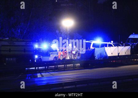 11 settembre 2019, Germania (tedesco), Berlino/Brandeburgo: poliziotti sono in piedi alla Hellersdorf svincolo sulla A10 nord-est di Berlino sulla carreggiata. Un uomo è stato mortalmente ferito da colpi sparati dalla polizia nel corso di un veicolo di polizia il controllo in anello di Berlino mercoledì. (Su 'sospettato reo shot mentre sotto il controllo di polizia") Foto: Christopher Harms/dpa Foto Stock