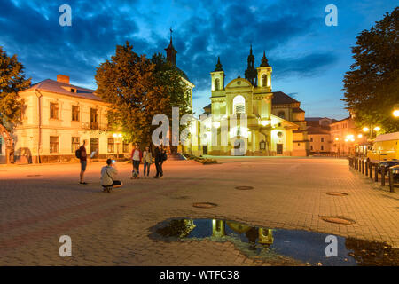 Ivano-Frankivsk: Precarpathian Art Museum (ex chiesa parrocchiale di Maria Vergine), Piazza Sheptytsky in , Ivano-Frankivsk, Oblast di Ucraina Foto Stock