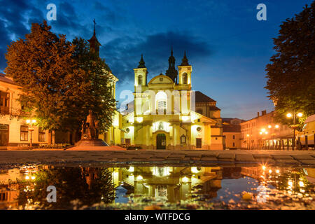 Ivano-Frankivsk: Precarpathian Art Museum (ex chiesa parrocchiale di Maria Vergine), Piazza Sheptytsky in , Ivano-Frankivsk, Oblast di Ucraina Foto Stock