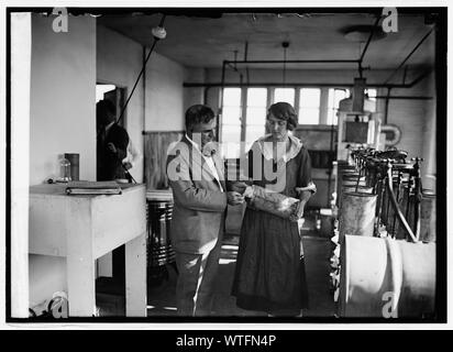 Miss Maria Brandon e Sec. Wallace a Beltsville, [Md.], azienda metodi per lo studio della lana, 8/18/24 Foto Stock