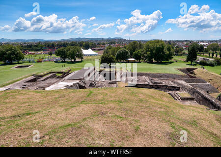 San Andres Cholula, Messico, Settembre 30, 2018 - elevato angolo di visione della Grande Piramide di Cholula rovine con blu cielo nuvoloso alla giornata di sole. Foto Stock