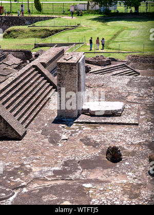 San Andres Cholula, Messico, Settembre 30, 2018 - elevato angolo di visione della Grande Piramide di Cholula rovine con i turisti alla giornata di sole. Foto Stock