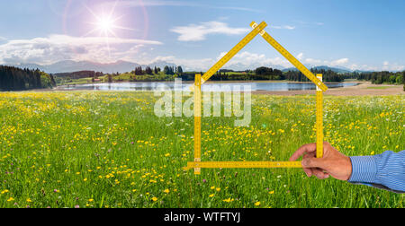 Agente immobiliare offre nuova casa nella natura Foto Stock