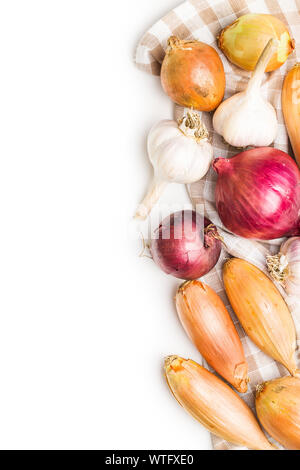 Il golden scalogno cipolla e aglio. Lampadine fresco isolato su sfondo bianco. Foto Stock