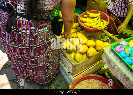 Donna Shopping per la frutta al Mercato di San Pedro La Laguna, Guatemala Foto Stock