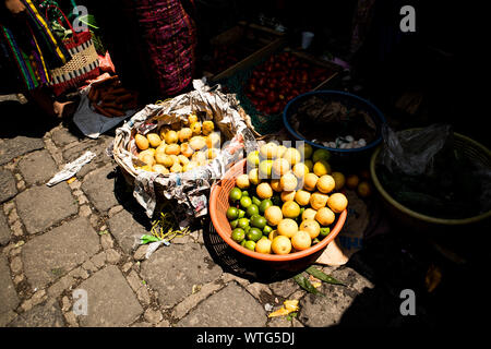 Cestini di frutta fresca per la vendita al mercato di San Pedro La Laguna, Guatemala Foto Stock