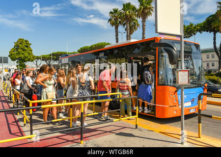 Napoli , Italia - Agosto 2019: la gente in coda per salire su un autobus all'aeroporto di Napoli Foto Stock