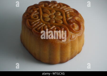 Il doppio tuorlo d'uovo e semi di loto incollare la torta della luna per Mid-Autumn Festival celebrato nella cultura cinese. Foto Stock