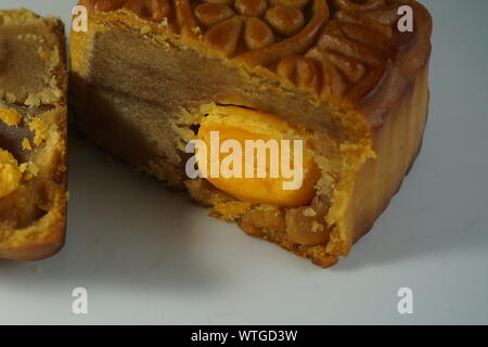 Il doppio tuorlo d'uovo e semi di loto incollare la torta della luna per Mid-Autumn Festival celebrato nella cultura cinese. Foto Stock