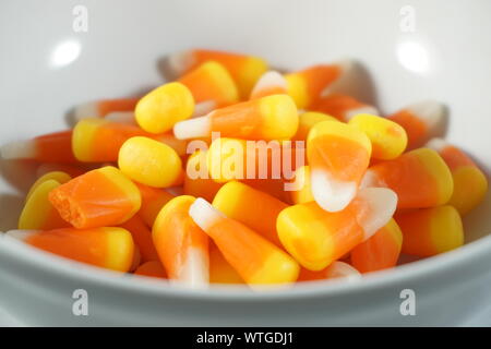 La vista di una ciotola di cereali caramellati segna l'arrivo di caduta e la stagione di Halloween. Foto Stock