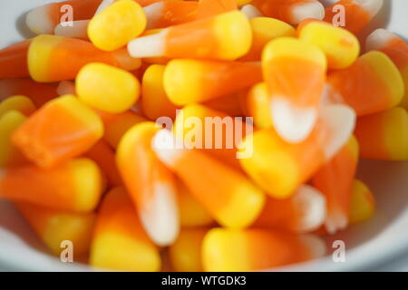 La vista di una ciotola di cereali caramellati segna l'arrivo di caduta e la stagione di Halloween. Foto Stock