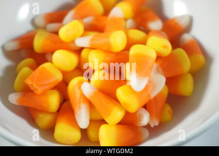 La vista di una ciotola di cereali caramellati segna l'arrivo di caduta e la stagione di Halloween. Foto Stock