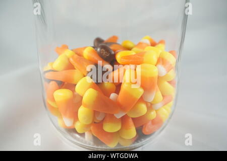 La vista di una ciotola di cereali caramellati segna l'arrivo di caduta e la stagione di Halloween. Foto Stock