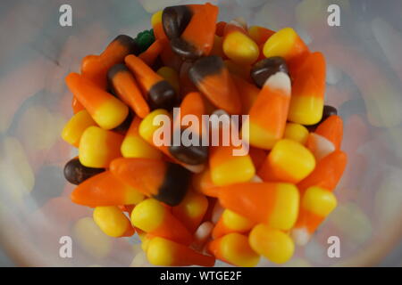 La vista di una ciotola di cereali caramellati segna l'arrivo di caduta e la stagione di Halloween. Foto Stock