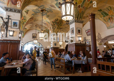 Vista generale all'interno Hofbrauhaus sala della birra, Monaco di Baviera, Germania. Foto Stock