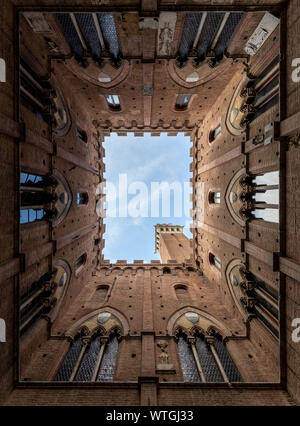 Vista della Torre del Mangia e da dentro il cortile del Podestà in prossimità del Palazzo Pubblico di Siena Foto Stock