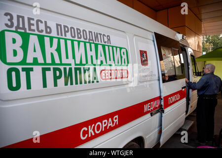 Il punto di influenza libera la vaccinazione in una speciale ambulanza vicino alla stazione della metropolitana di Mosca, Russia Foto Stock