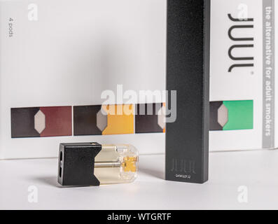 Juul Labs vaping e-sigaretta con scatola e pod di nicotina Foto Stock