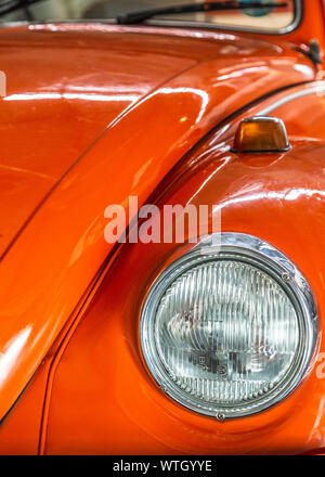 Close-up del cofano del motore di un classico Volkswagen Beetle auto da 1971. Foto Stock