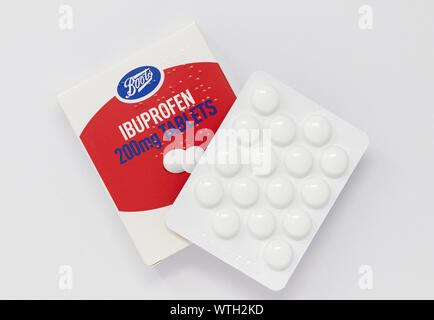 London / UK - 7 Settembre 2019 - Pacchetto di analgesici a base di ibuprofene, closeup con blister di compresse da stivali farmacia Foto Stock