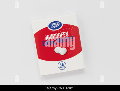 London / UK - 7 Settembre 2019 - Pacchetto di analgesici a base di ibuprofene, primo piano del pacchetto Stivali da farmacia Foto Stock