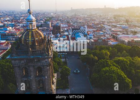 Puebla city pass a sunrise e vista aerea della Basilica o Cattedrale di Nostra Signora dell Immacolata Concezione, è la sede episcopale dell arcidiocesi di storici e di zocalo centro di Puebla, Messico. Essi hanno tradizioni messicane: gastronomia, architettura coloniale e la ceramica. Dipinto piastrelle talavera adornano edifici antichi. La cattedrale di Puebla, in stile rinascimentale, ha un alto campanile che si affaccia al Zocalo, la piazza centrale o Zocalo. Ho immettere storico. L'architettura è un sito Patrimonio Mondiale dell'UNESCO. Attrazioni turistiche: la Cattedrale, il Tempio della Madonna della concordia, ex Carolino Foto Stock