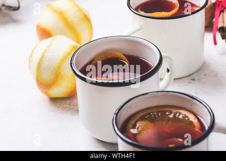 Bevande calde vin brulè, freschi frutti di colore arancione. Festa di Natale o il giorno del Ringraziamento accogliente festosa di bevande calde, close up Foto Stock