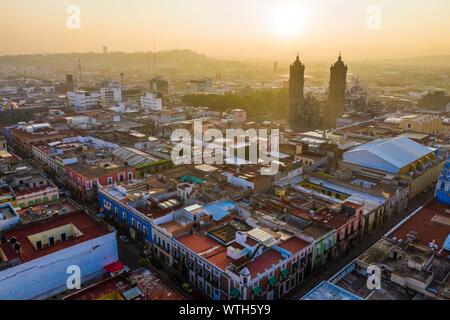 Puebla city pass a sunrise e vista aerea della Basilica o Cattedrale di Nostra Signora dell Immacolata Concezione, è la sede episcopale dell arcidiocesi di storici e di zocalo centro di Puebla, Messico. Essi hanno tradizioni messicane: gastronomia, architettura coloniale e la ceramica. Dipinto piastrelle talavera adornano edifici antichi. La cattedrale di Puebla, in stile rinascimentale, ha un alto campanile che si affaccia al Zocalo, la piazza centrale o Zocalo. Ho immettere storico. L'architettura è un sito Patrimonio Mondiale dell'UNESCO. Attrazioni turistiche: la Cattedrale, il Tempio della Madonna della concordia, ex Carolino Foto Stock