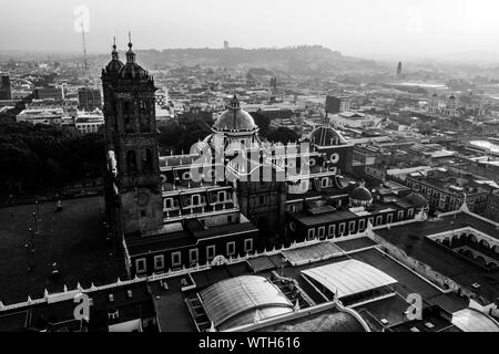 Puebla city pass a sunrise e vista aerea della Basilica o Cattedrale di Nostra Signora dell Immacolata Concezione, è la sede episcopale dell arcidiocesi di storici e di zocalo centro di Puebla, Messico. Essi hanno tradizioni messicane: gastronomia, architettura coloniale e la ceramica. Dipinto piastrelle talavera adornano edifici antichi. La cattedrale di Puebla, in stile rinascimentale, ha un alto campanile che si affaccia al Zocalo, la piazza centrale o Zocalo. Ho immettere storico. L'architettura è un sito Patrimonio Mondiale dell'UNESCO. Attrazioni turistiche: la Cattedrale, il Tempio della Madonna della concordia, ex Carolino Foto Stock