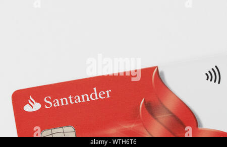 London / UK - 7 Settembre 2019 - primo piano dell'angolo di contactless banca Santander card. Santander è una multinazionale spagnola banca commerciale e Foto Stock