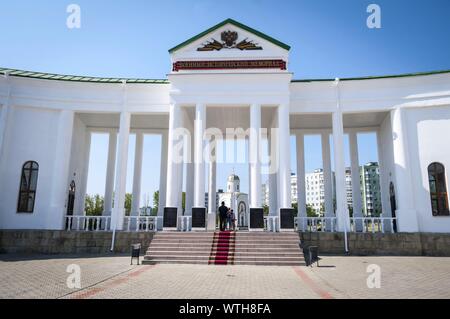 BENDER, Transnistria in Moldavia. Agosto 24, 2019. Storico cimitero militare e la chiesa ortodossa russa in vista del centro cittadino di Tighina, Moldavia. Foto Stock