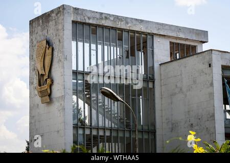 BENDER, Transnistria in Moldavia. Agosto 24, 2019. L'esterno dell'Unione Sovietica-tempo abbandonato fiume edificio della stazione sulla banca del fiume Dniester. Foto Stock